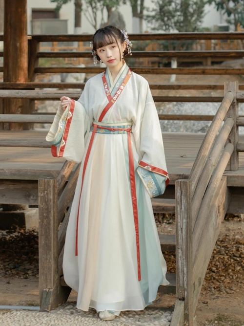 所以今天这一期可可将要带着大家一起去了解魏晋时期的汉服是什么样子