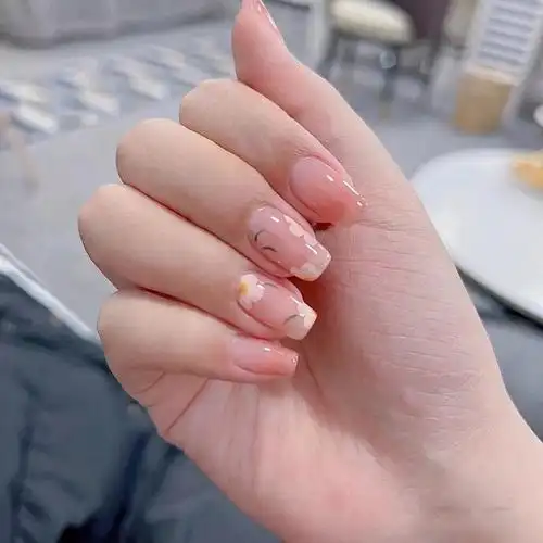 是近期很多美甲达人都在推荐的一款颜色,它既低调又高级,既温柔又时尚