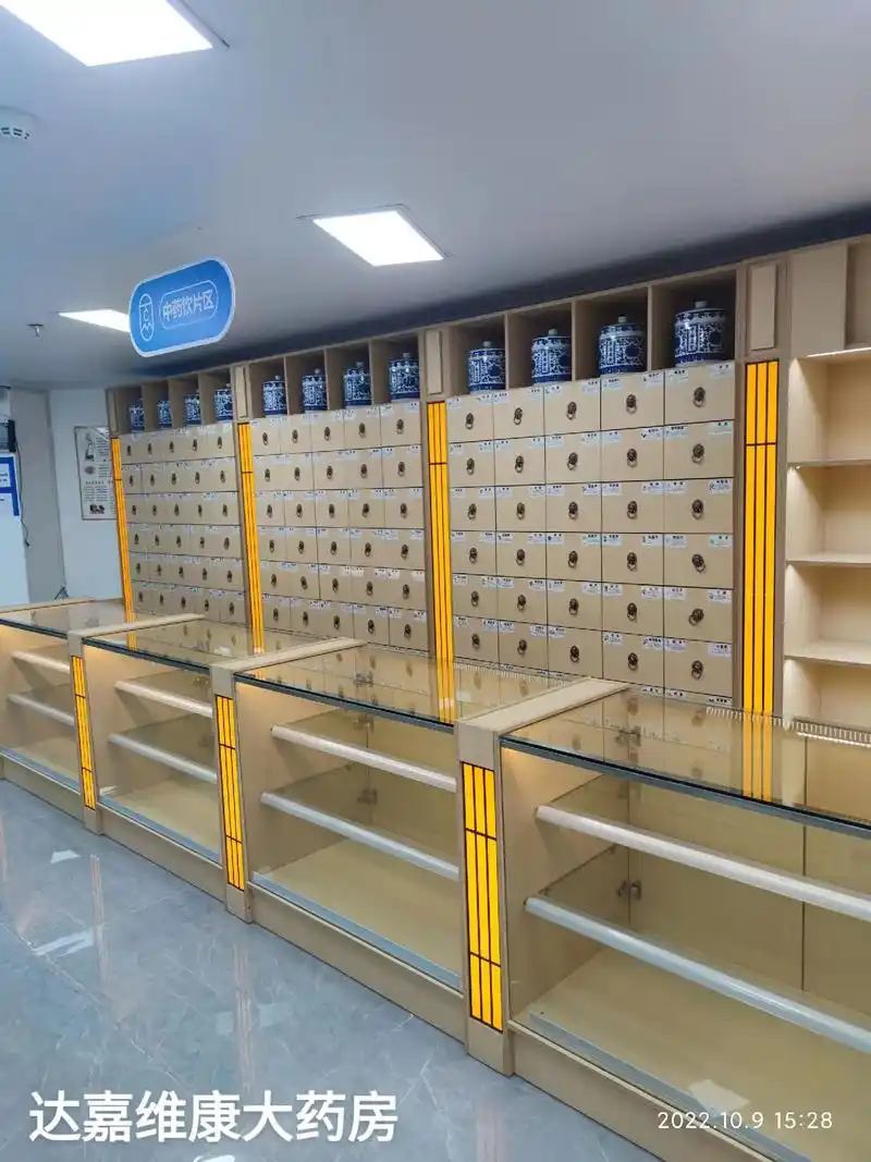 达嘉维康大药房透着淡淡清香的沙木实木药柜.