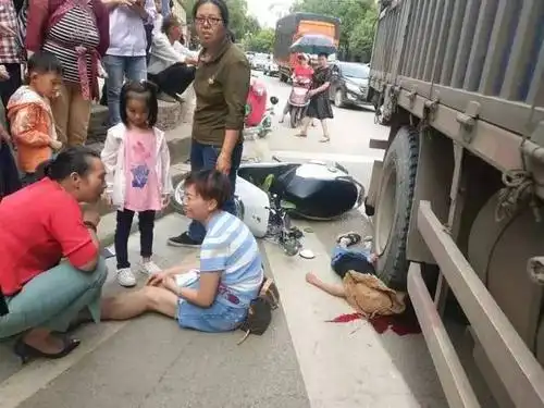 陆良一男孩头部被大货车碾压当场离世!
