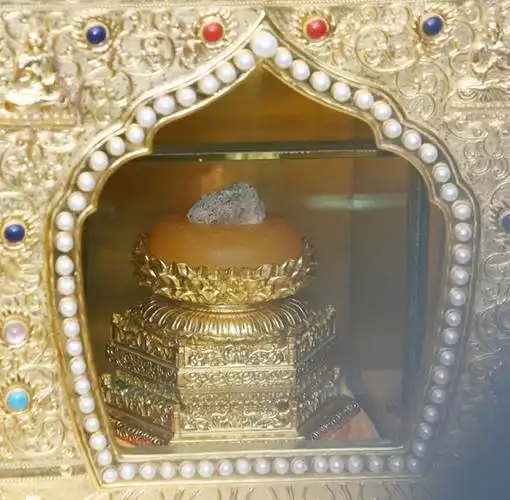 4月25日,中国三大佛教圣物佛顶骨舍利赴港澳启程法会在南京栖霞寺举行