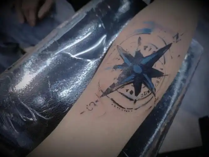 鹤山纹身水彩指南针