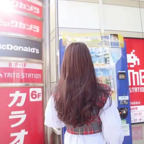 长发卷背影女头像by李倩