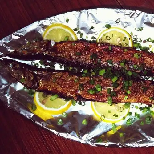 香烤柠檬秋刀鱼,又香又嫩,这样做开胃极了,几步就搞定