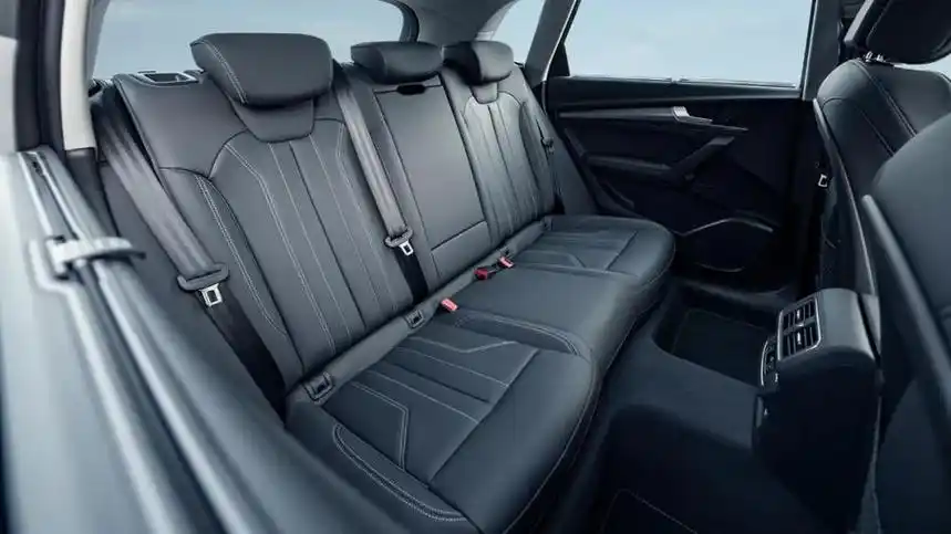 全新奥迪q5l的后排空间是值得称赞的,虽然它的轴距在同级车中不是最长