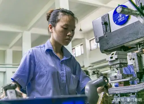 工厂流水线的女工们,你们辛苦了,工作一线的女神们三八节快乐!