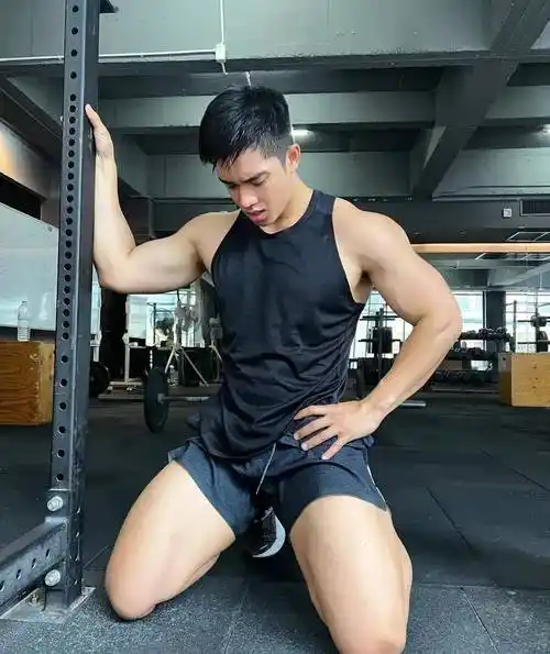 肌肉之美:健身房里的帅哥魅力_杰克_身材_训练