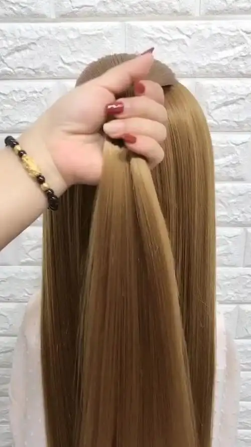 如果你是中长发,可以试一下这款编发,简单又大方