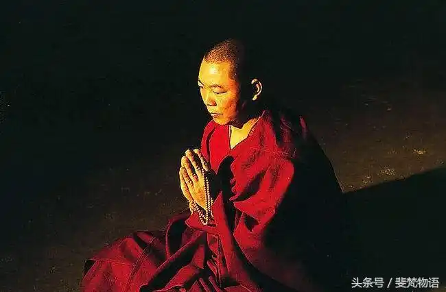 例如我们在寺庙看见别人拜佛,那个双手合在一起的动作就是合十,这种