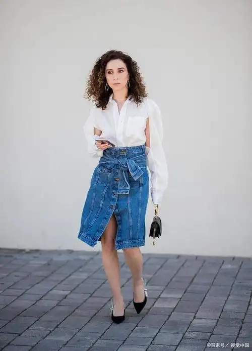 学妹教穿搭:中长款牛仔裙怎么搭配鞋子好看?