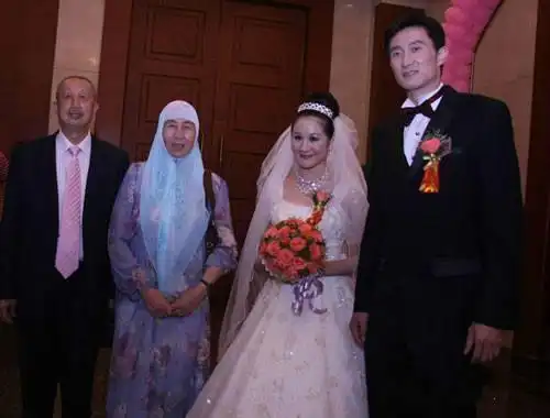 杜锋妻子晒照9岁儿子与女排功勋袁伟民合影袁伟民赠送墨宝