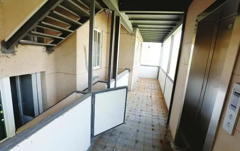 老楼加装的平层入户电梯基本建成,3-6层住户厨房北阳台与电梯平接的