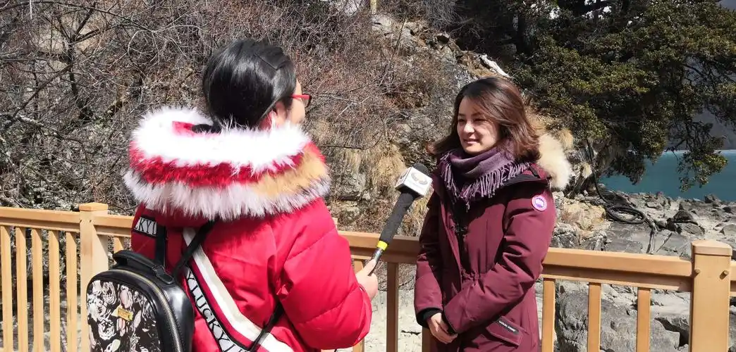 央视外语频道记者团在巴松措,工布江达县阿沛新村,文化活动中心采访.