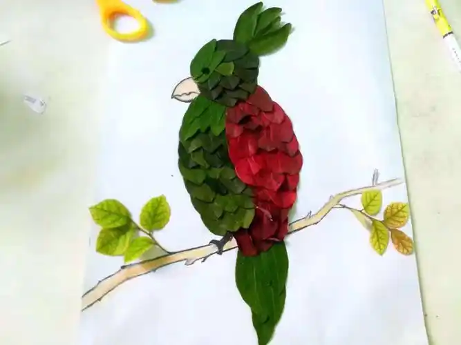 美术课的树叶制作动物图案