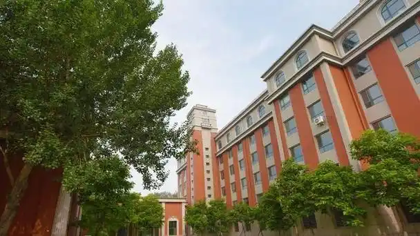 渤海大学是一所位于辽宁省锦州市的省属公立大学,始建于1958年.