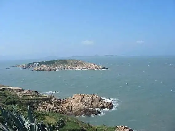 列岛除了东引岛,西引岛外其他地区隶属福建省福州市连江县,设为马祖乡