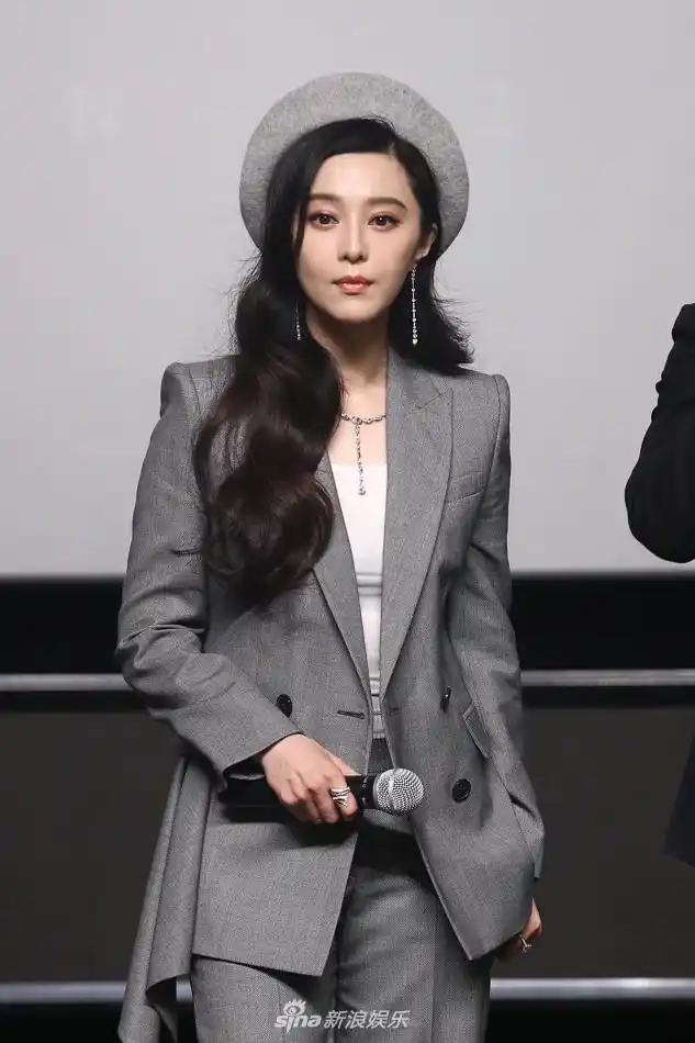 配一脸!范冰冰灰色西装知性利落 李晨笔挺帅气