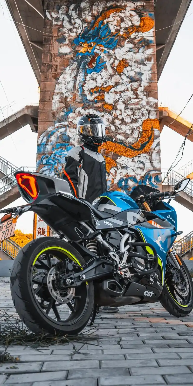 250排量最帅的机车是哪台#机车 #250sr赛道版 #摄影 - 抖音