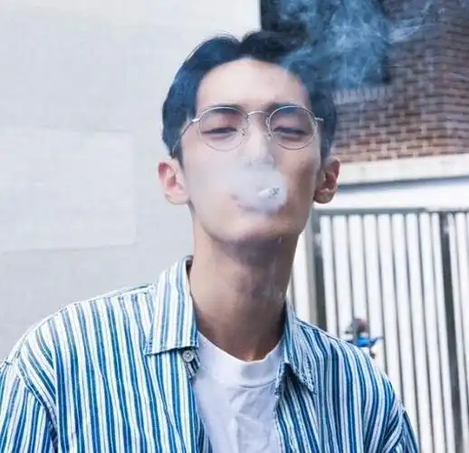 戴眼镜帅哥男生图片戴眼镜的男生图片