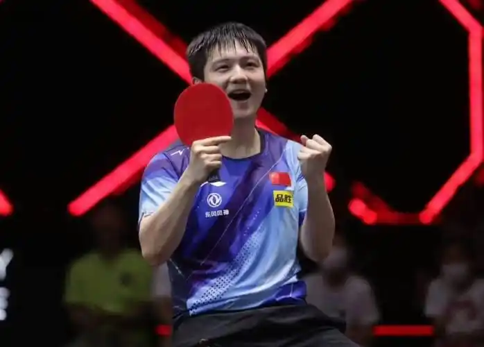 樊振东笑得像个孩子新加坡大满贯卫冕第一人马龙可放心交棒了