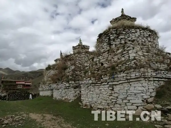 四川省甘孜藏族自治州色达县旭日乡格萨尔千年佛塔