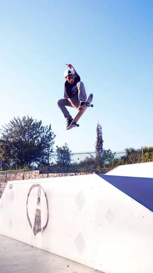 欧美帅气滑板男孩