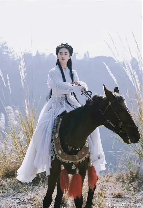 刘亦菲谈出道20年的变化#最爱的还是小龙女骑马照,这是仙女下凡吧