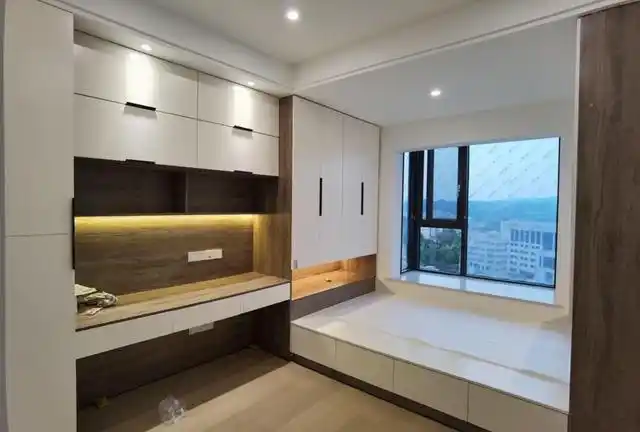 次卧定制了非常实用的榻榻米特别实用,可以提供很多的储物空间,显得也