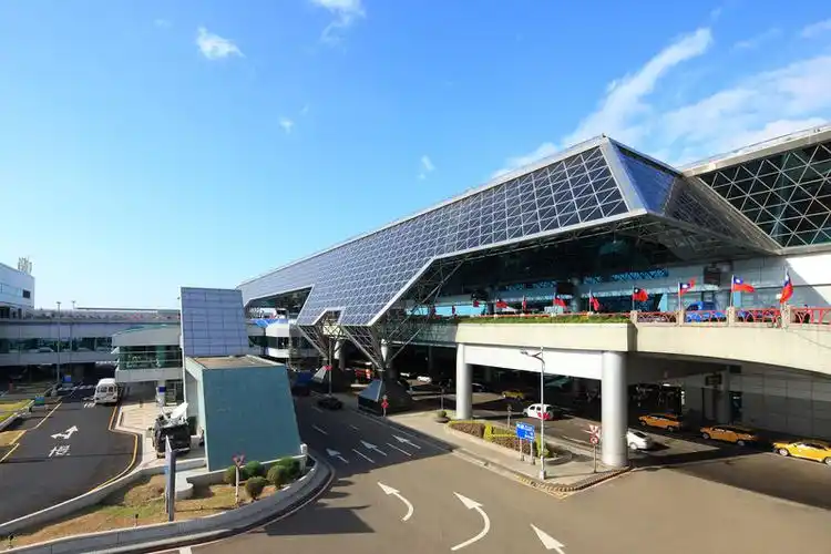 机场,中正国际航空站,位于台湾桃园市大园区,与台北市相距约40公里