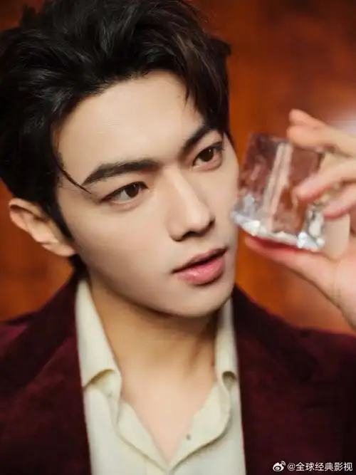 许凯新妆造##许凯那坚定不移的眼神一下就够了