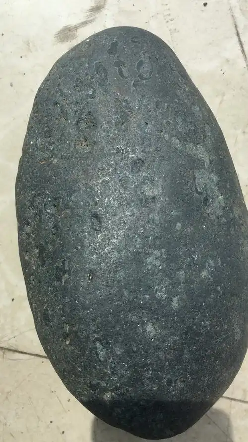 这个碳质球粒陨石的重1800克!满身银光闪烁