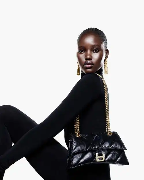 balenciaga发布由mario sorrenti掌镜拍摄的广告大片,模特mona