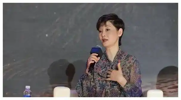 王志文赶走她,冯小刚让她不育?人间清醒女子果然卑微._徐帆_生活_人生