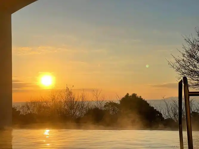 在伊东早上看太阳从海平线升起