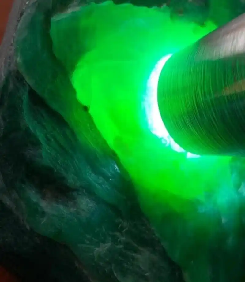 翡翠原石# #点击头像看直播# 帝王绿,绿色色浓,色正,也叫祖母绿,轮行