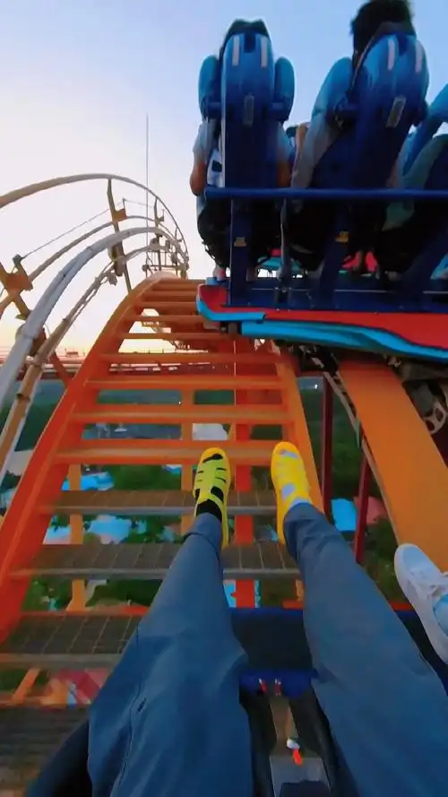 广州长隆垂直过山车第一视角,人在前面飞魂在后面追