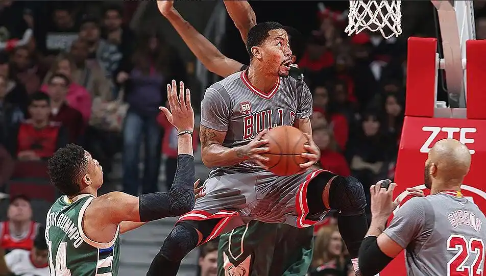 公牛胜雄鹿 罗斯1v2人球分过 换手上篮