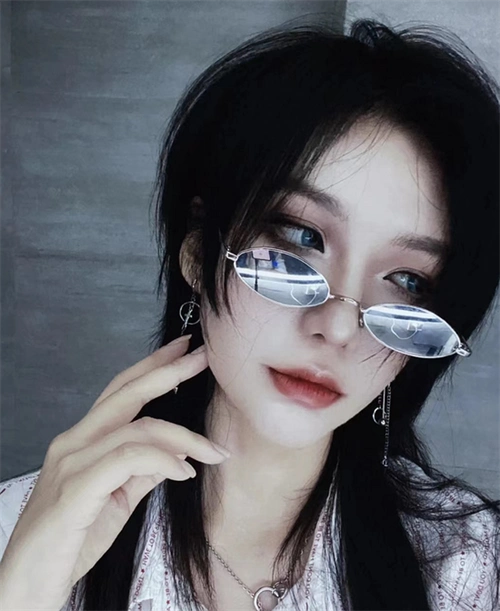 这款狼头发型和上款不同,除了长度不一致外,发色的染发部分也不同.