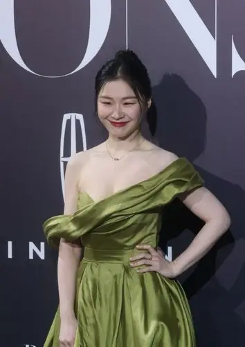 29岁金靖太有料,穿斜肩礼服秀事业线,"奶白肌"迷倒众人