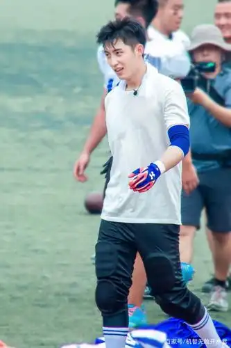 黄景瑜上称晒体重,别人是胖了,你这是又壮了啊!