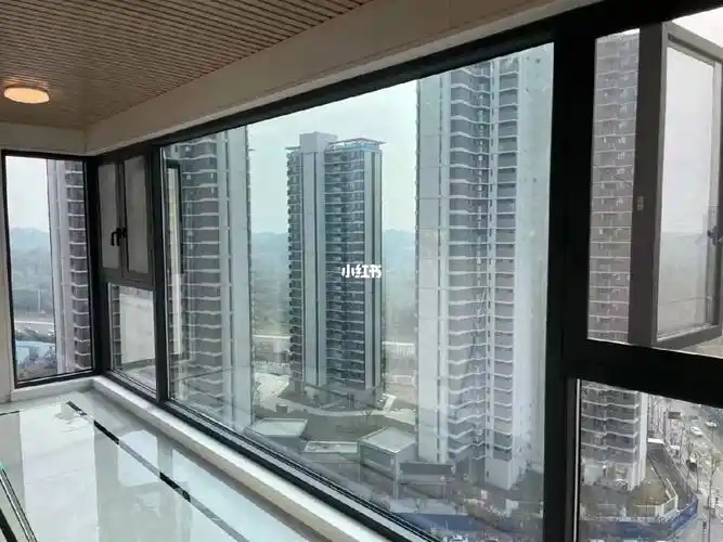 被邻居问爆自带高级感的客厅阳台封窗案例