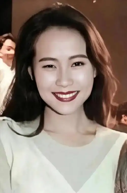 59岁叶童近照曝光,身材消瘦显现老态,与友人合照满脸笑容_陈国熹_照片