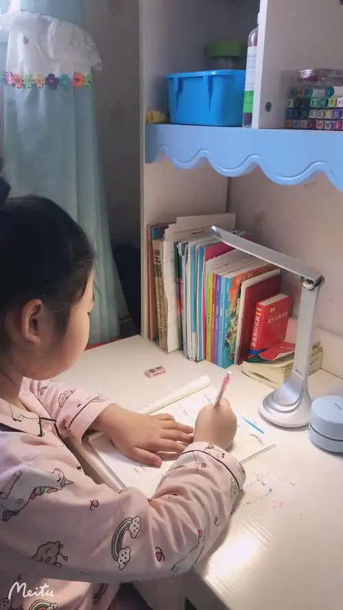 宏润小学二年级(6)班盖高含《认真做作业 充实过寒假》