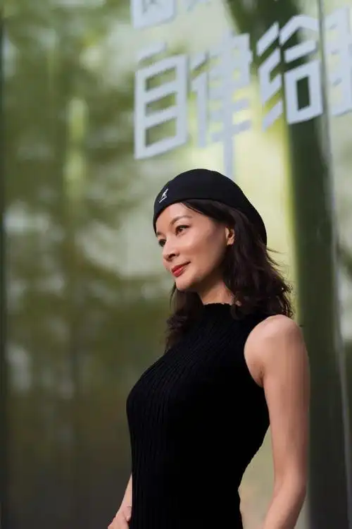 演员钟小丹2023秋日写真 优雅妩媚帅气洒脱