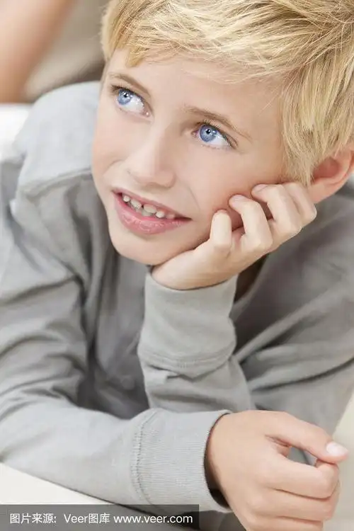 金发蓝眼睛男孩男孩休息在他的手