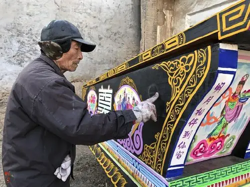 老人辞去村官画棺材画,不打底稿每天能挣300元