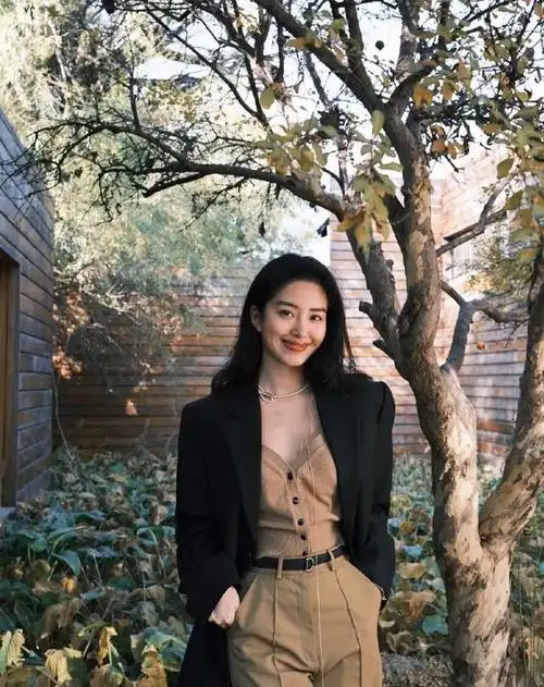 口音不做作,妆发整齐又复古,被杨采钰演的梁思申圈粉了