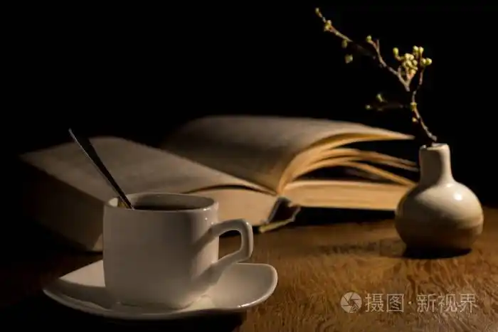 一杯咖啡和一本书在桌上
