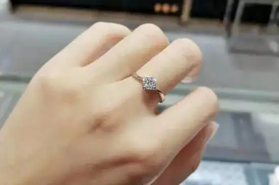 左手中指戴戒指什么意思