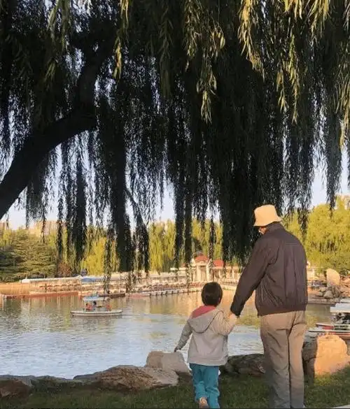 汤唯晒爷孙合照庆42岁生日,5岁女儿造型朴素,但走路姿势超有范_summer